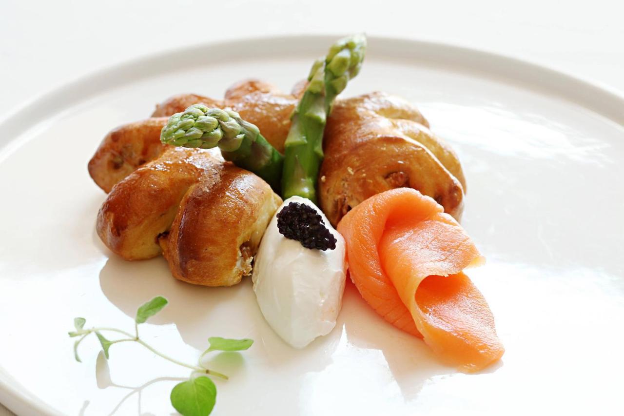 Le Meridien Jeddah Exterior foto Caviar with asparagus and salmon