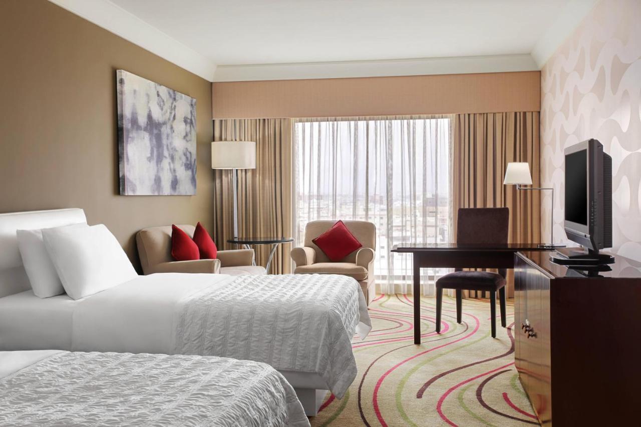 Le Meridien Jeddah Exterior foto A guest room at the Sheraton Jumeirah Hotel