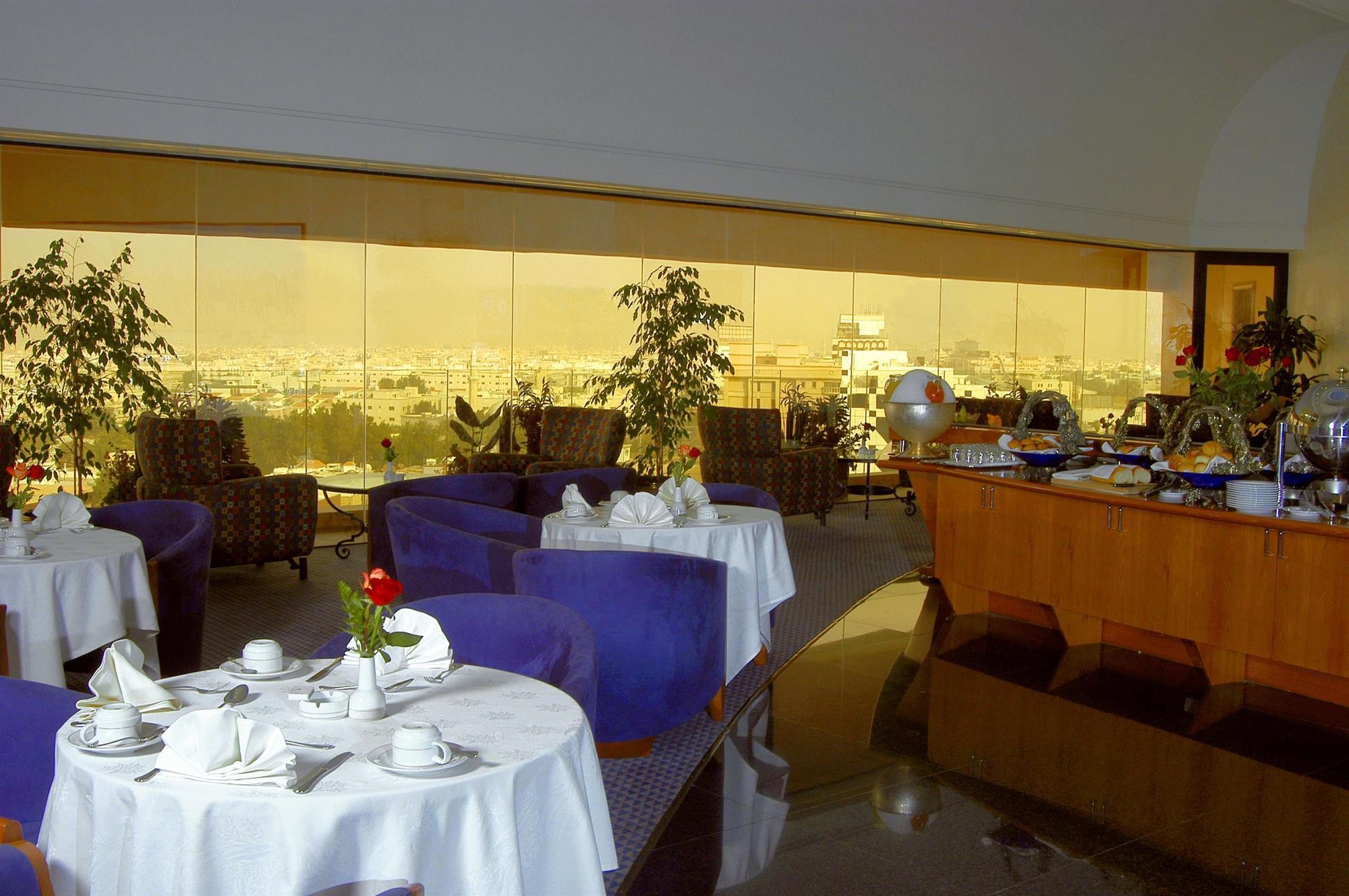 Le Meridien Jeddah Exterior foto The restaurant