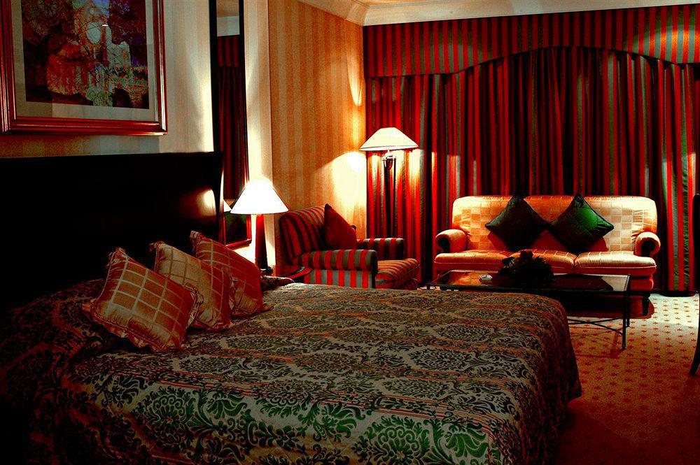 Le Meridien Jeddah Exterior foto A bedroom at the hotel